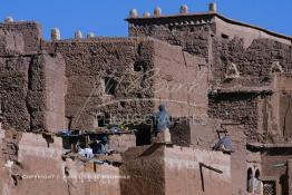 Image du Maroc Professionnelle de  Fétail de l'ancienne Kasbah de la ville de Ouarzazate, ce regroupement de maisons est appelé Ksar, il fait partie des constructions berbères du sud du Maroc. La ville qui se veut le Hollywood du Maroc dispose de plusieurs studios déjà, Mardi 28 Décembre 2004. (Photo / Abdeljalil Bounhar) 